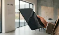 HR-Fachkraft prüft einen digitalen Hintergrundprüfungsbericht auf einem Tablet mit globaler Datenvisualisierung.
