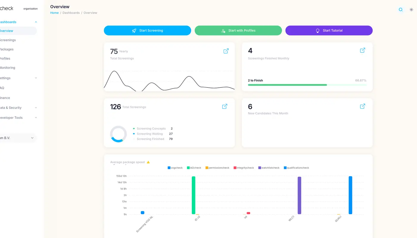HR-Fachkraft, die Hintergrundprüfungsdaten überprüft