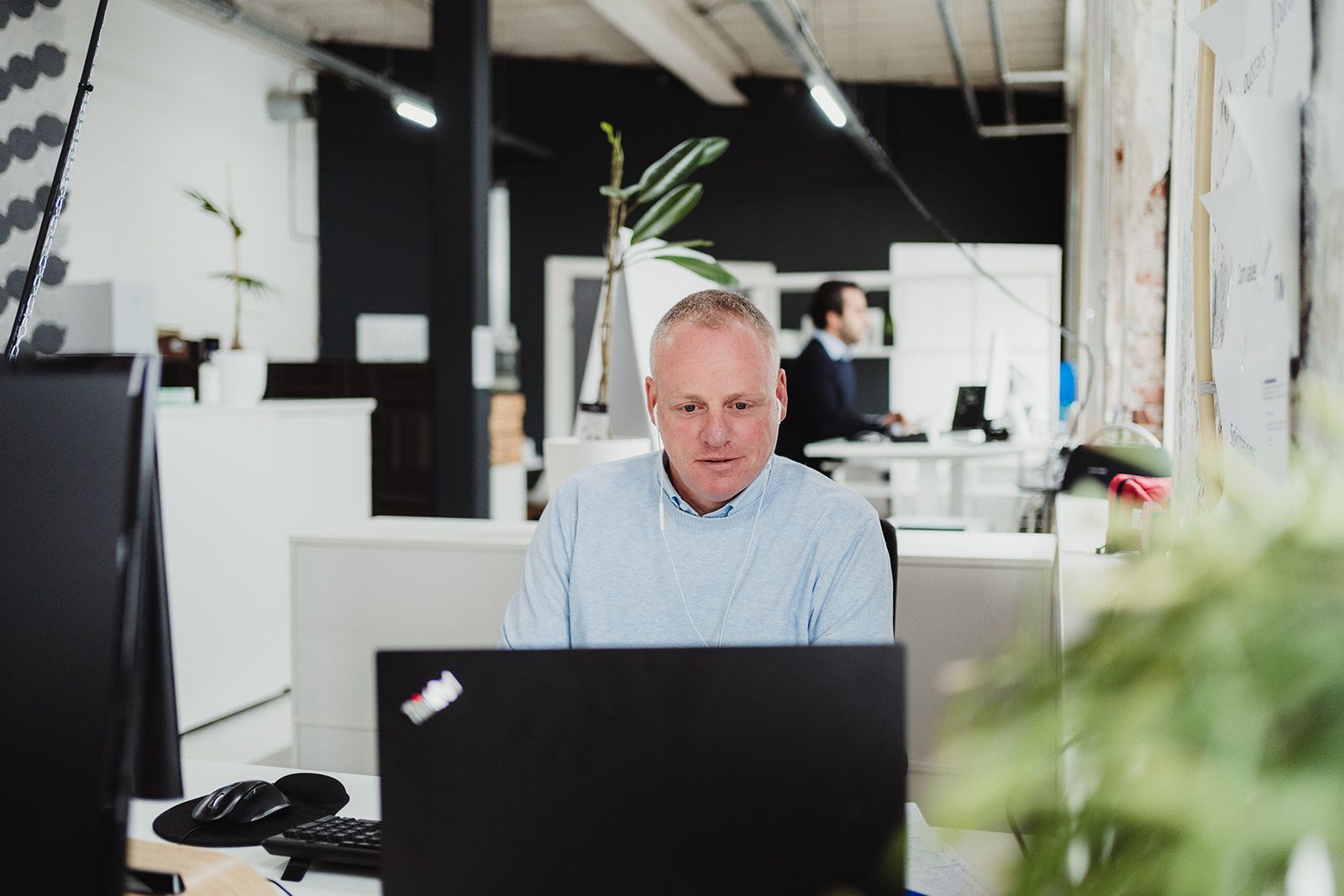 Vergrößerungsglas, das einen digitalen Lebenslauf scannt mit roten und grünen Markierungen, Symbol für rote Flaggen und verifizierte Informationen bei Pre-Employment-Screening.