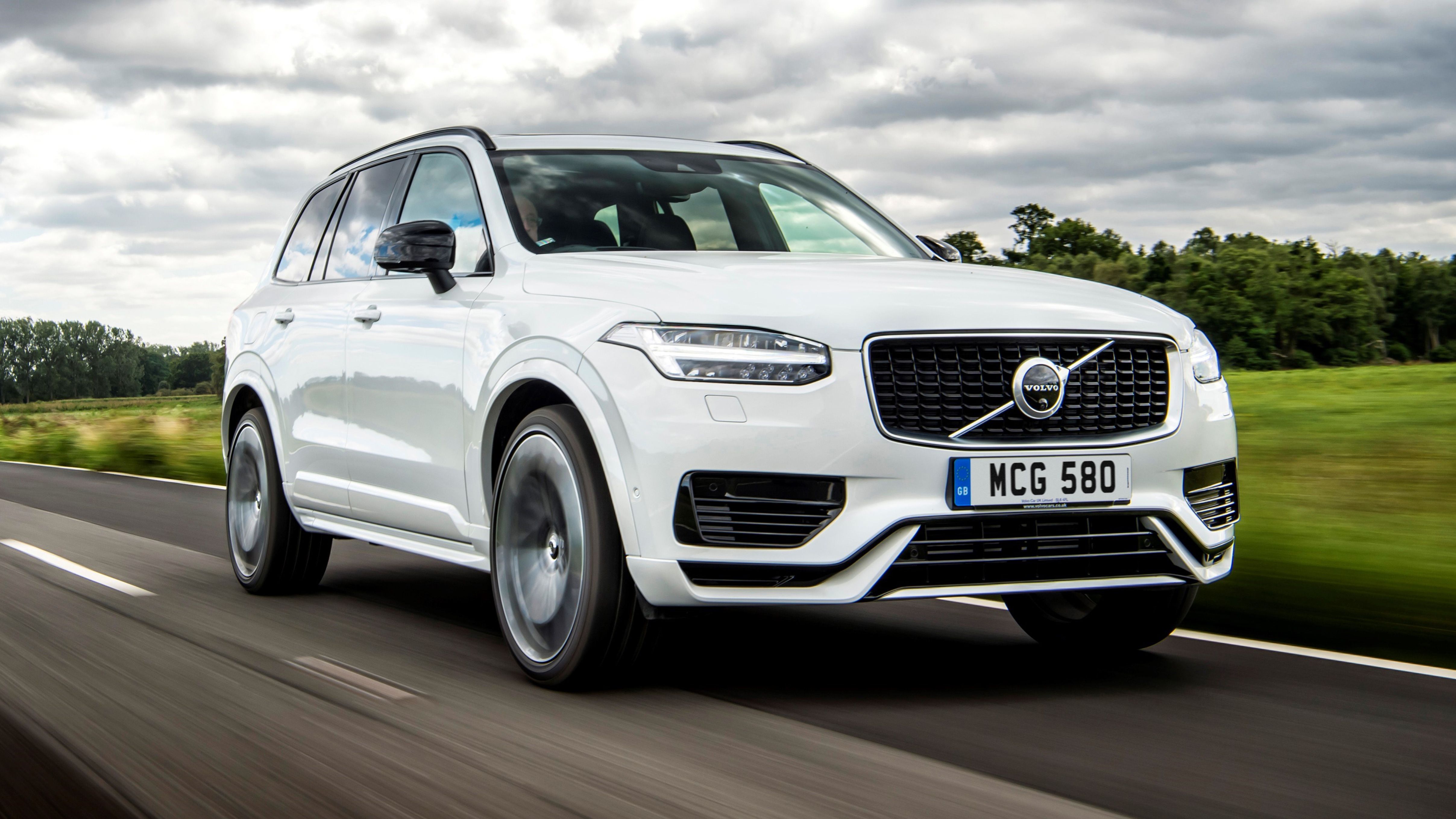 Volvo XC90 front quarter driving