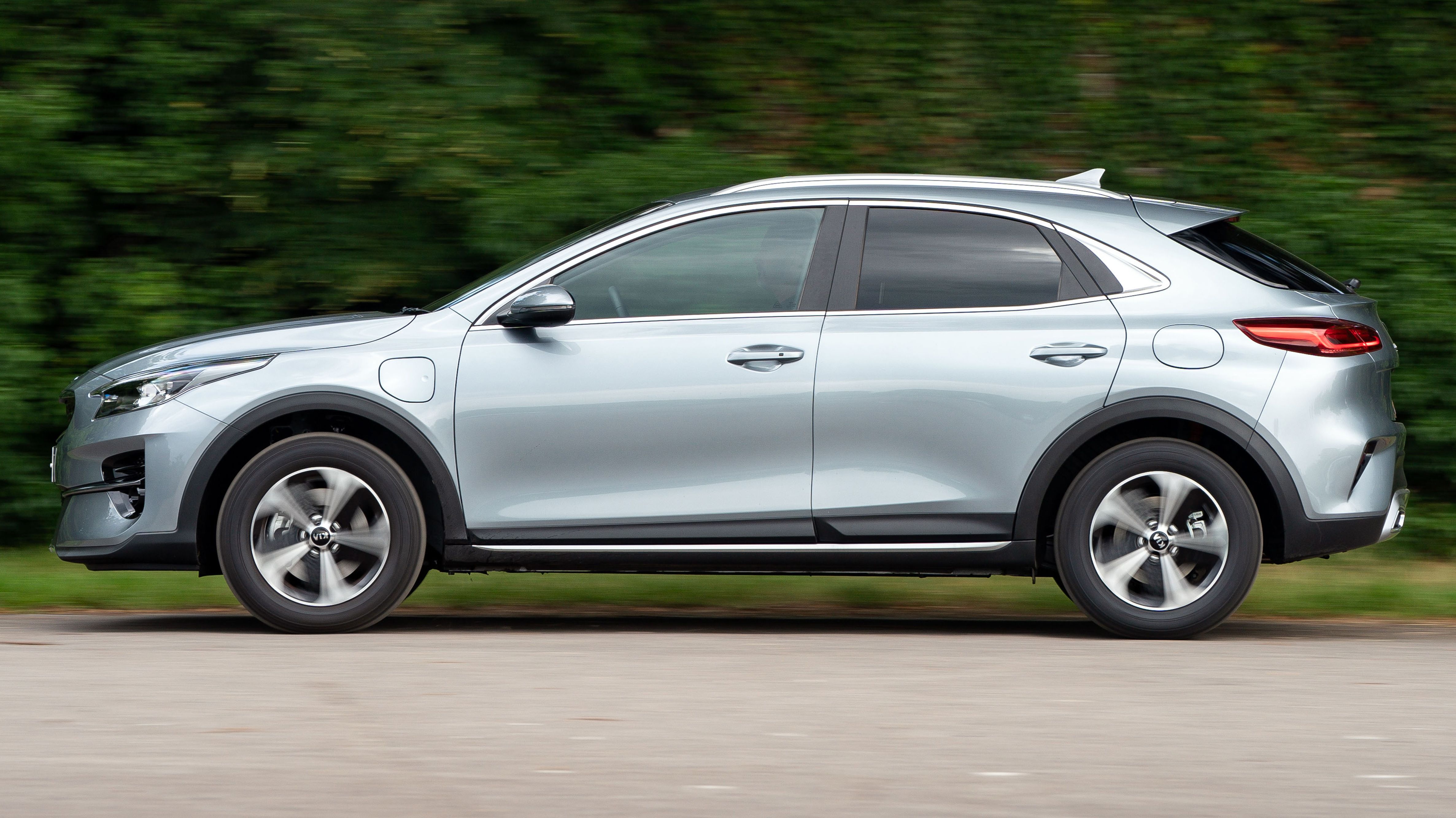 Kia XCeed side profile driving