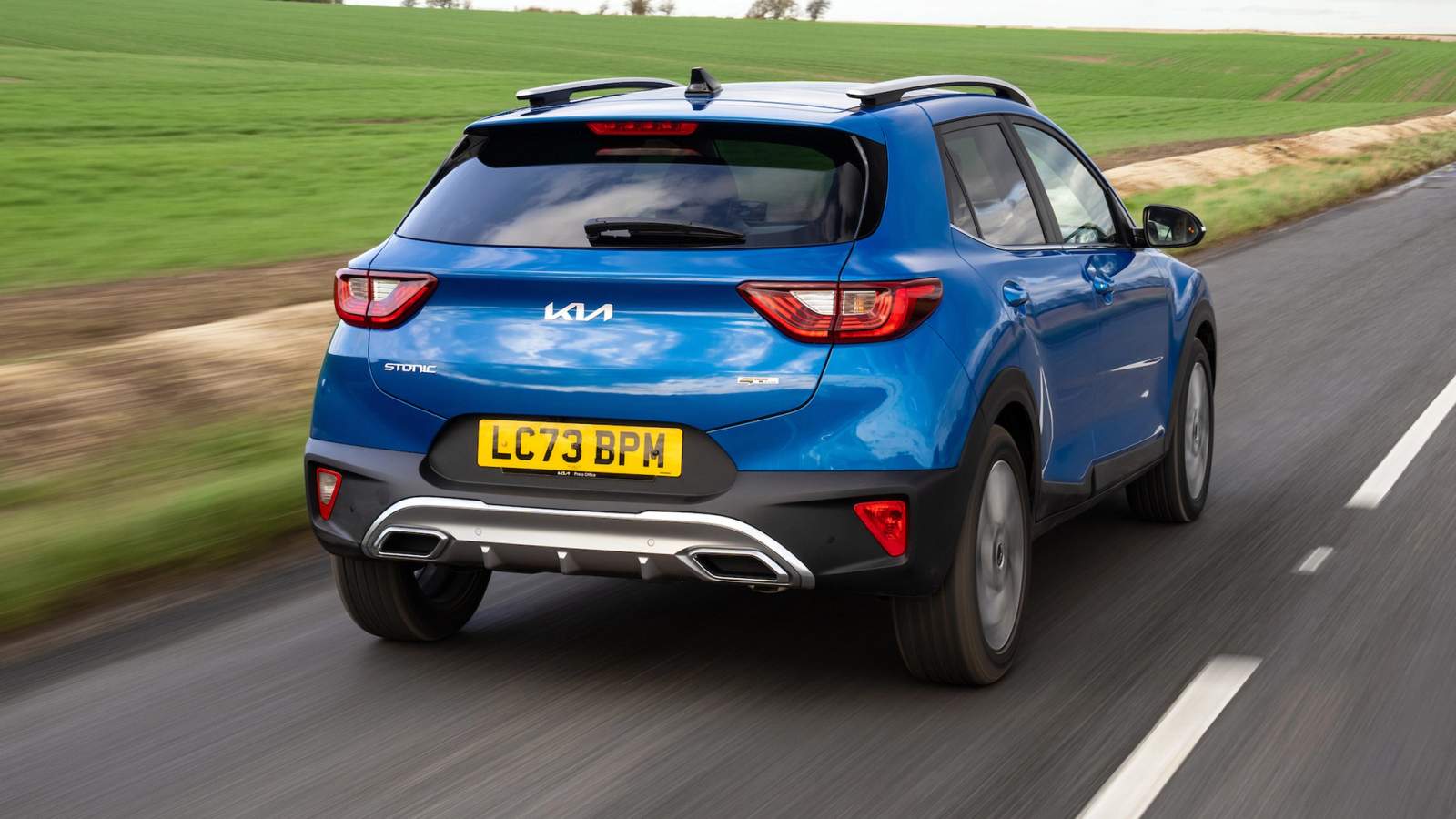 Kia Stonic driving rear
