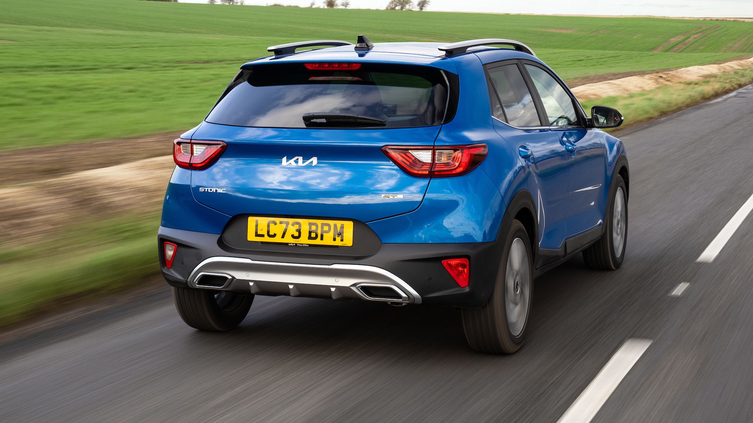 Kia Stonic driving rear
