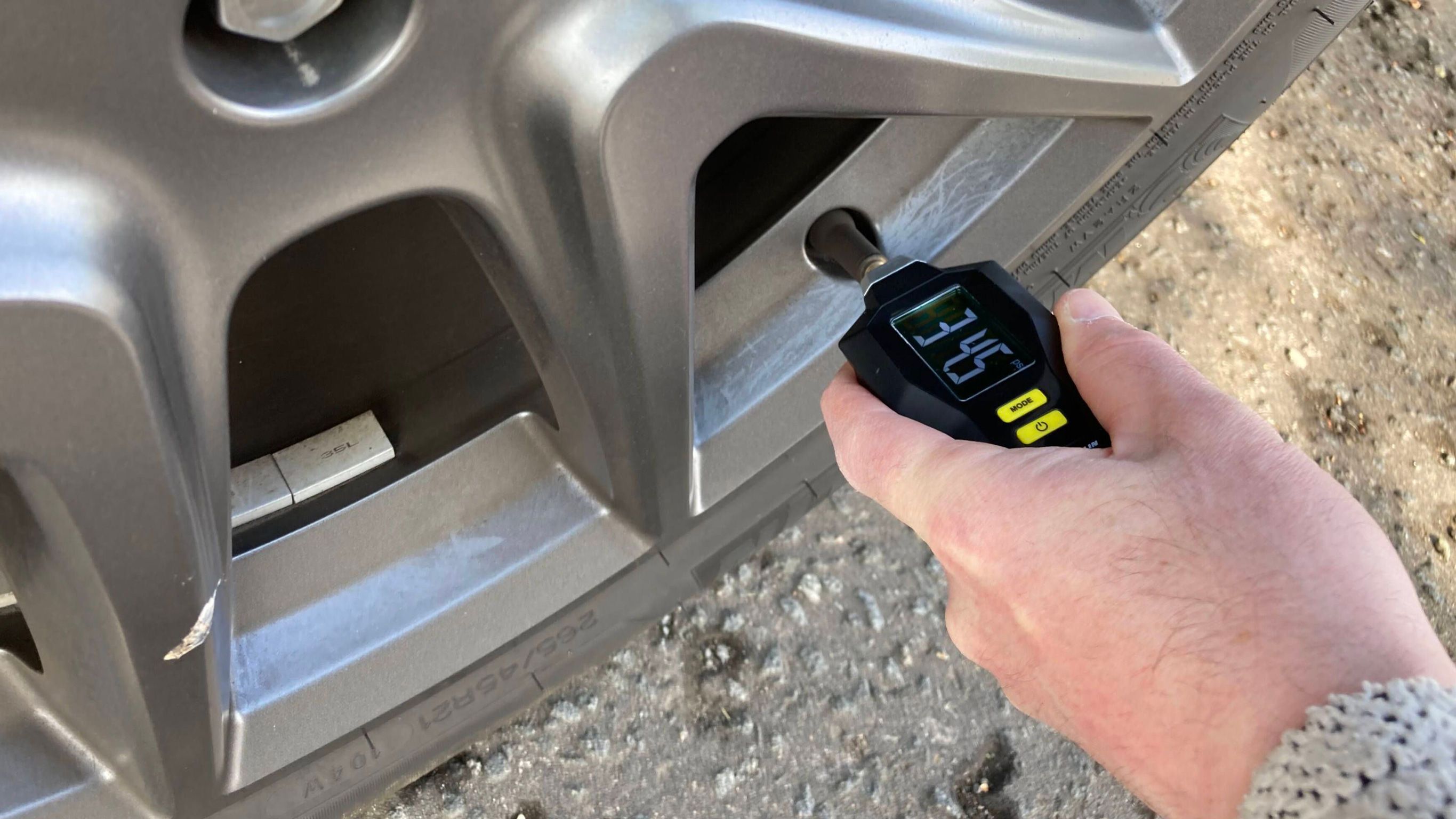 Checking tyre pressure using a digital pressure gauge