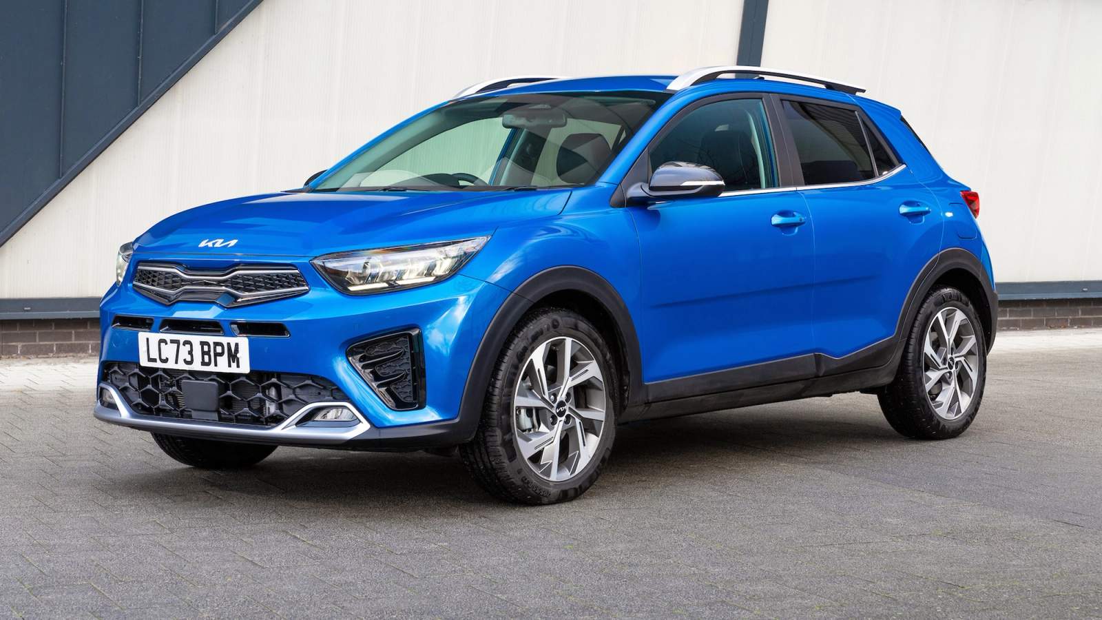 Kia Stonic parked