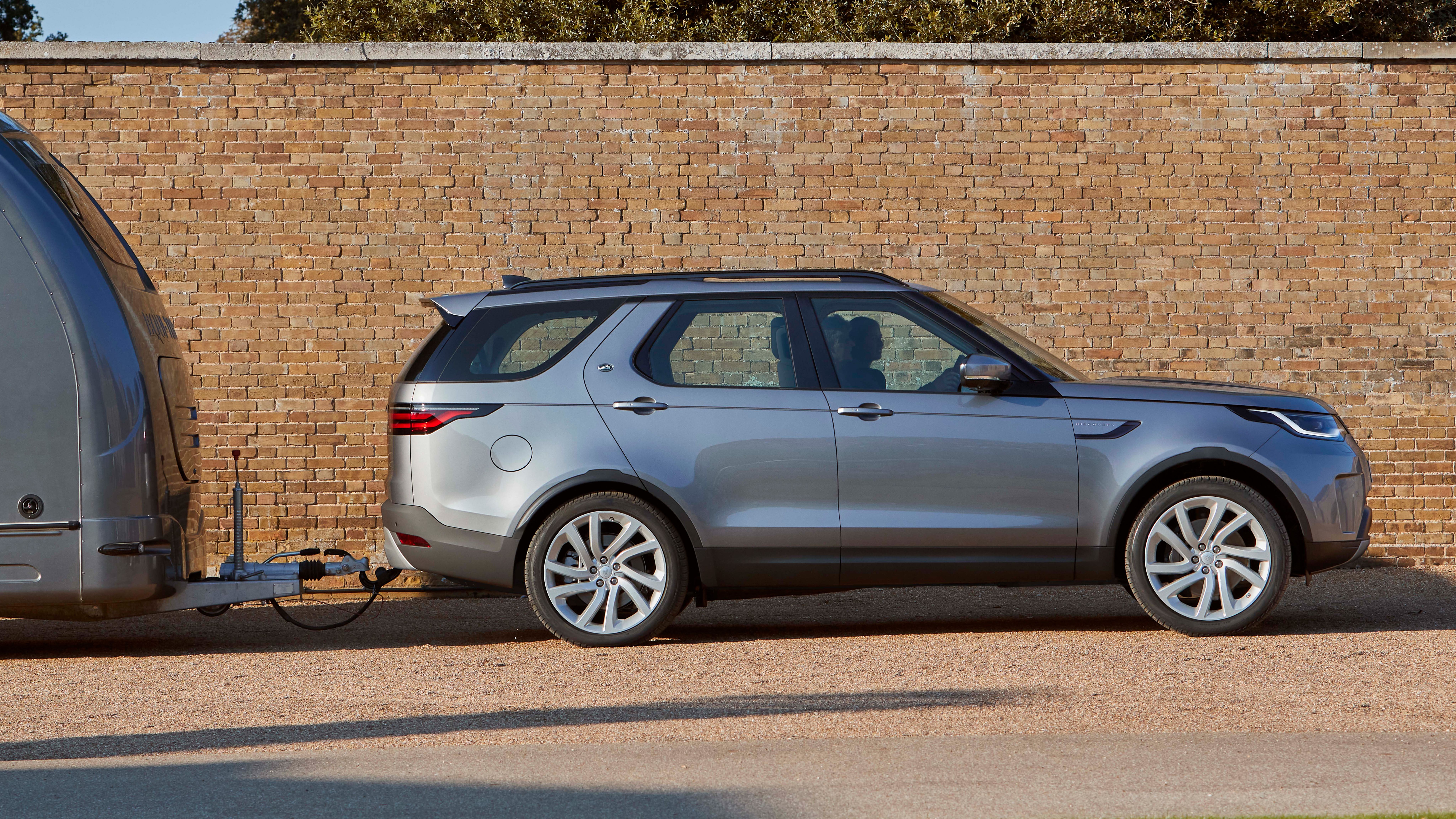 Land Rover Discovery towing caravan