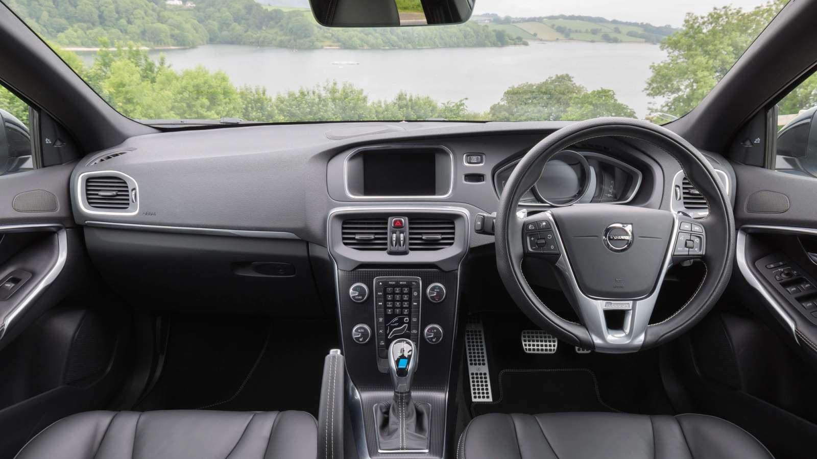 Volvo V40 interior 
