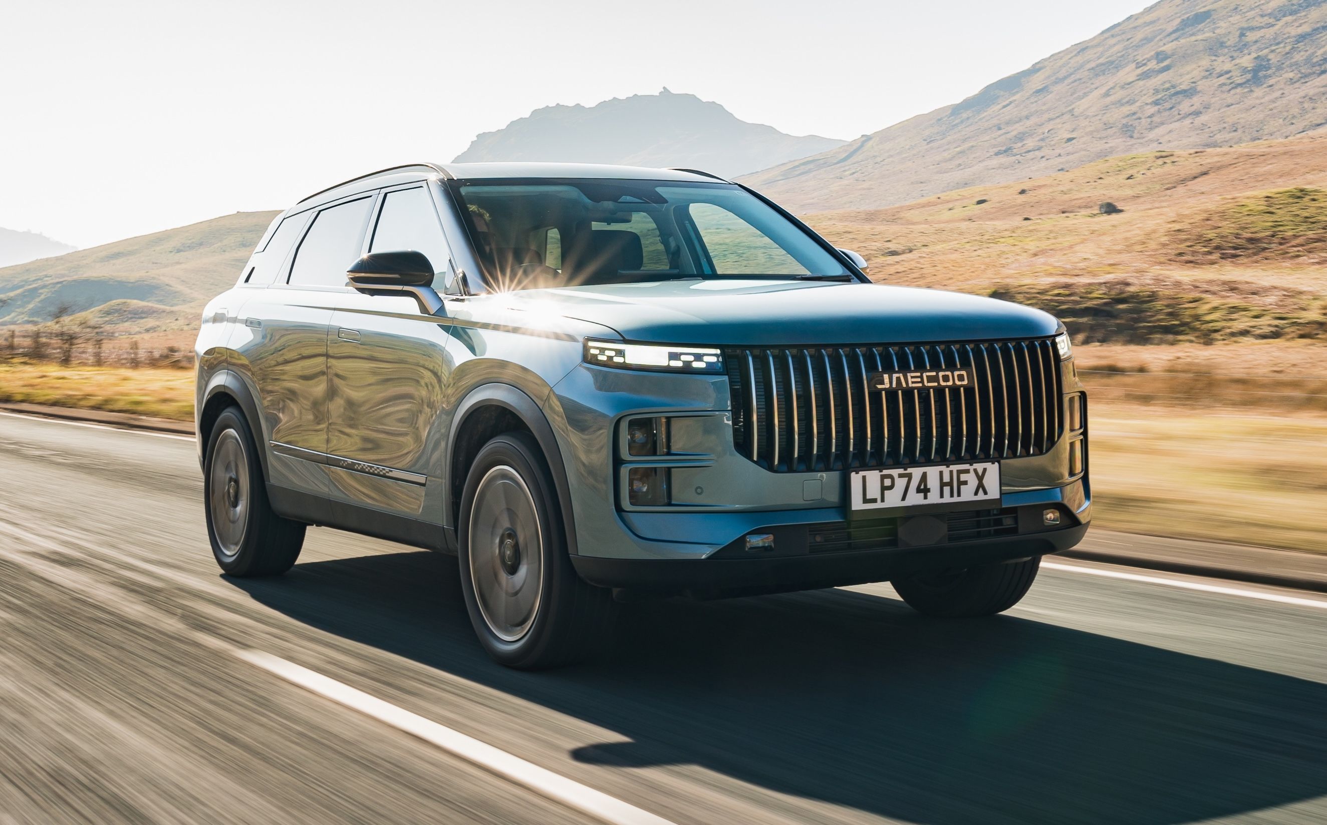 Grey Jaecoo 7 driving