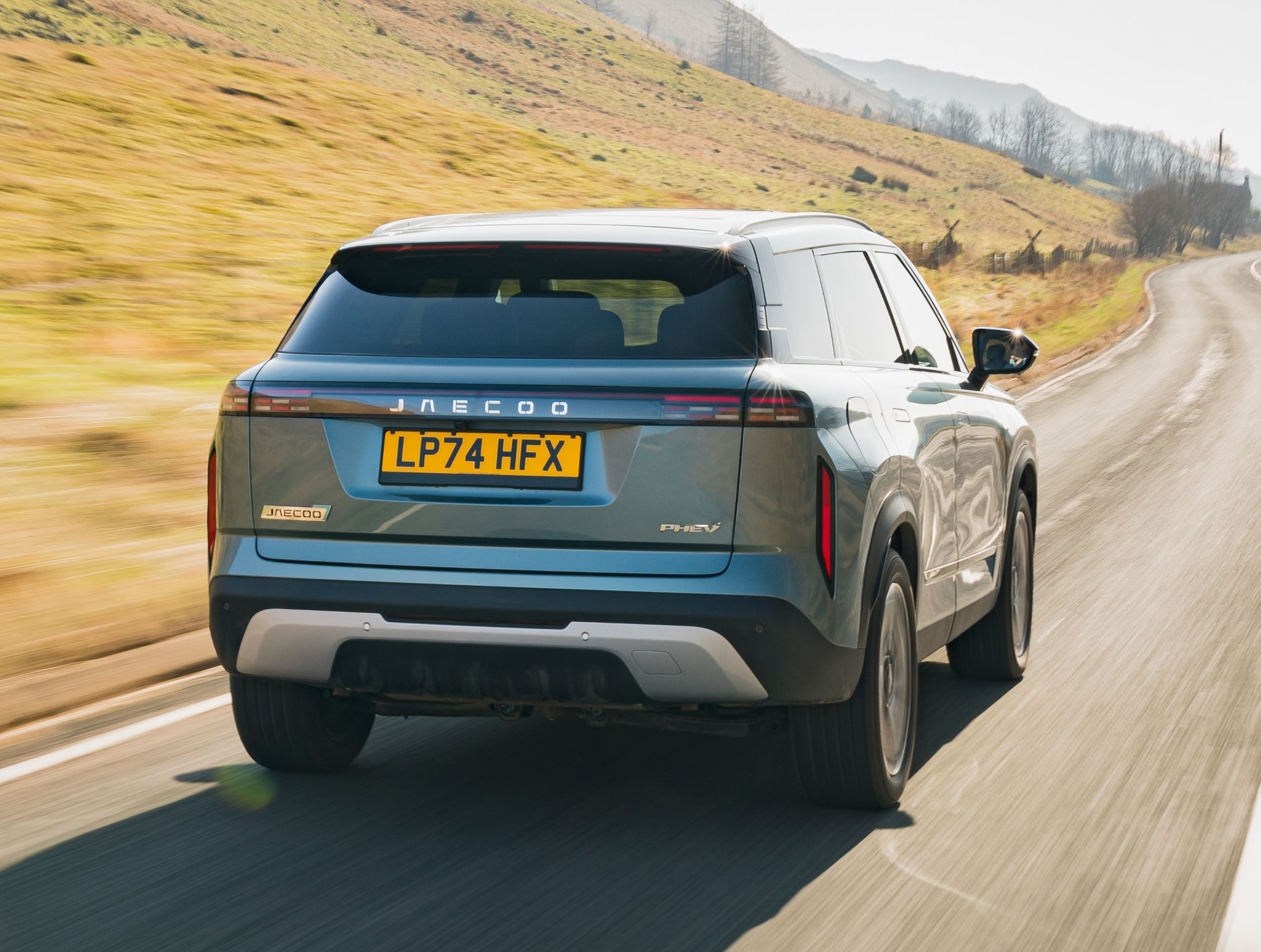 Grey Jaecoo 7 driving