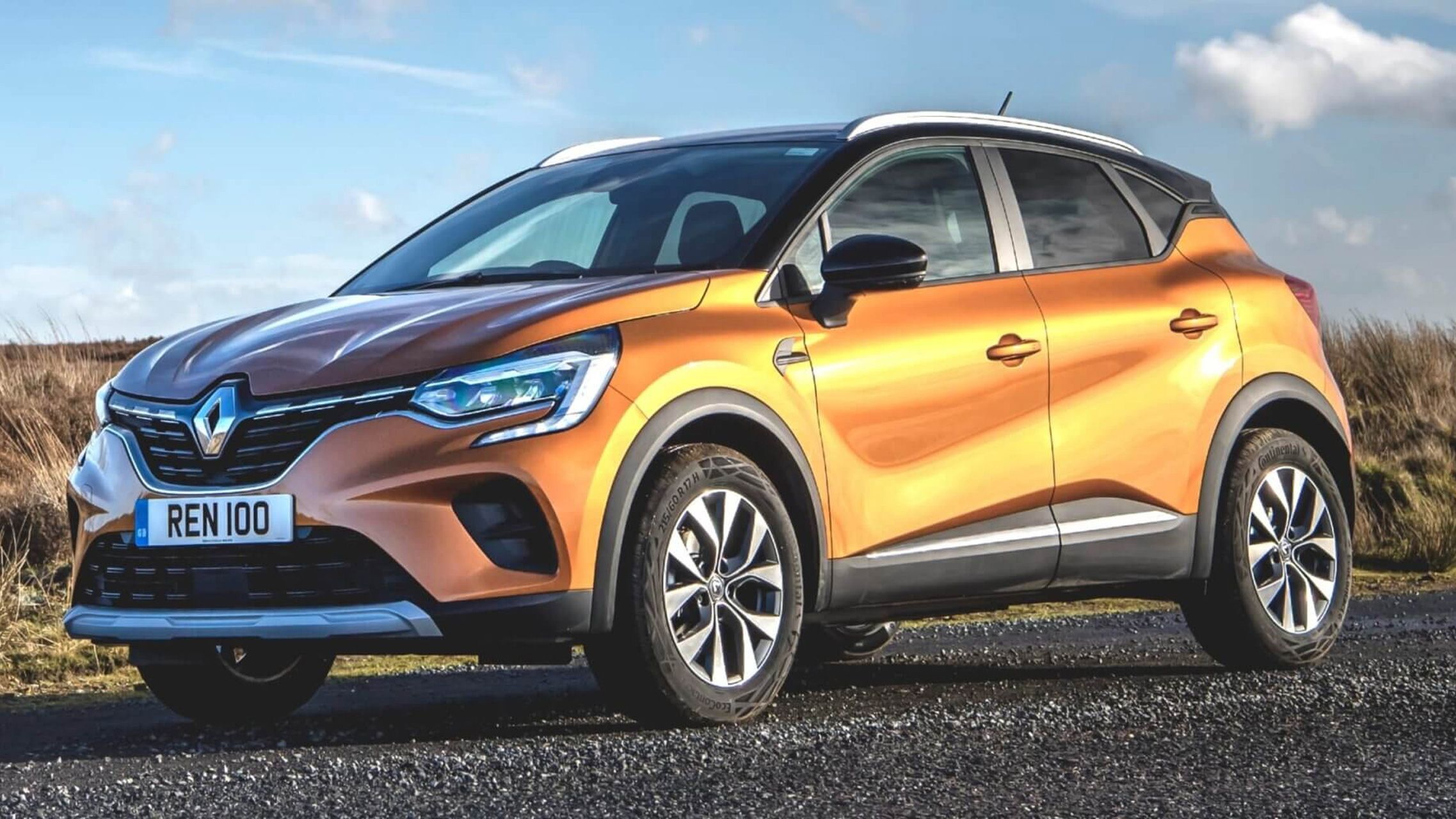 Renault Captur front quarter parked