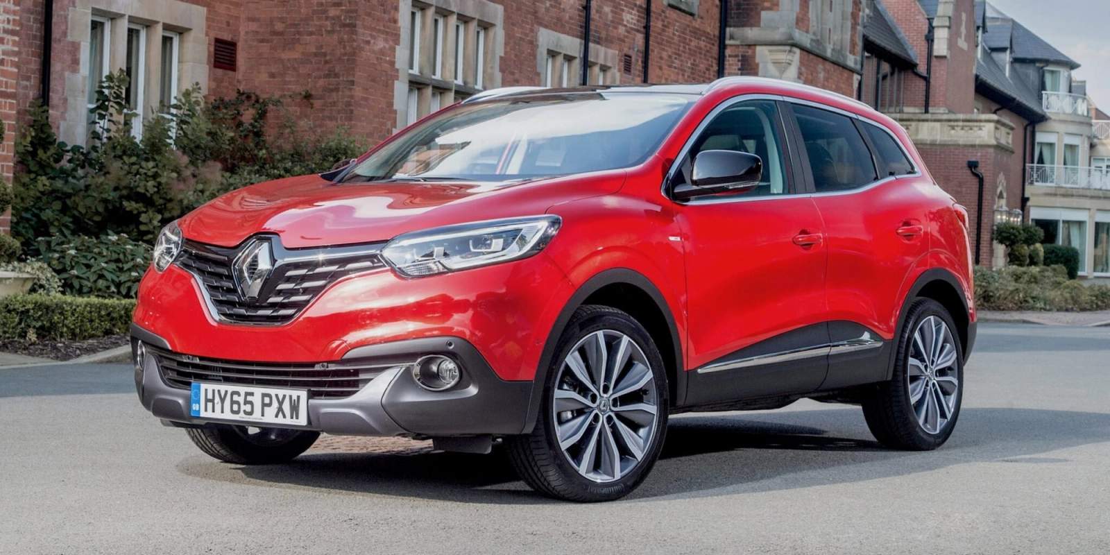 Renault Kadjar parked near houses