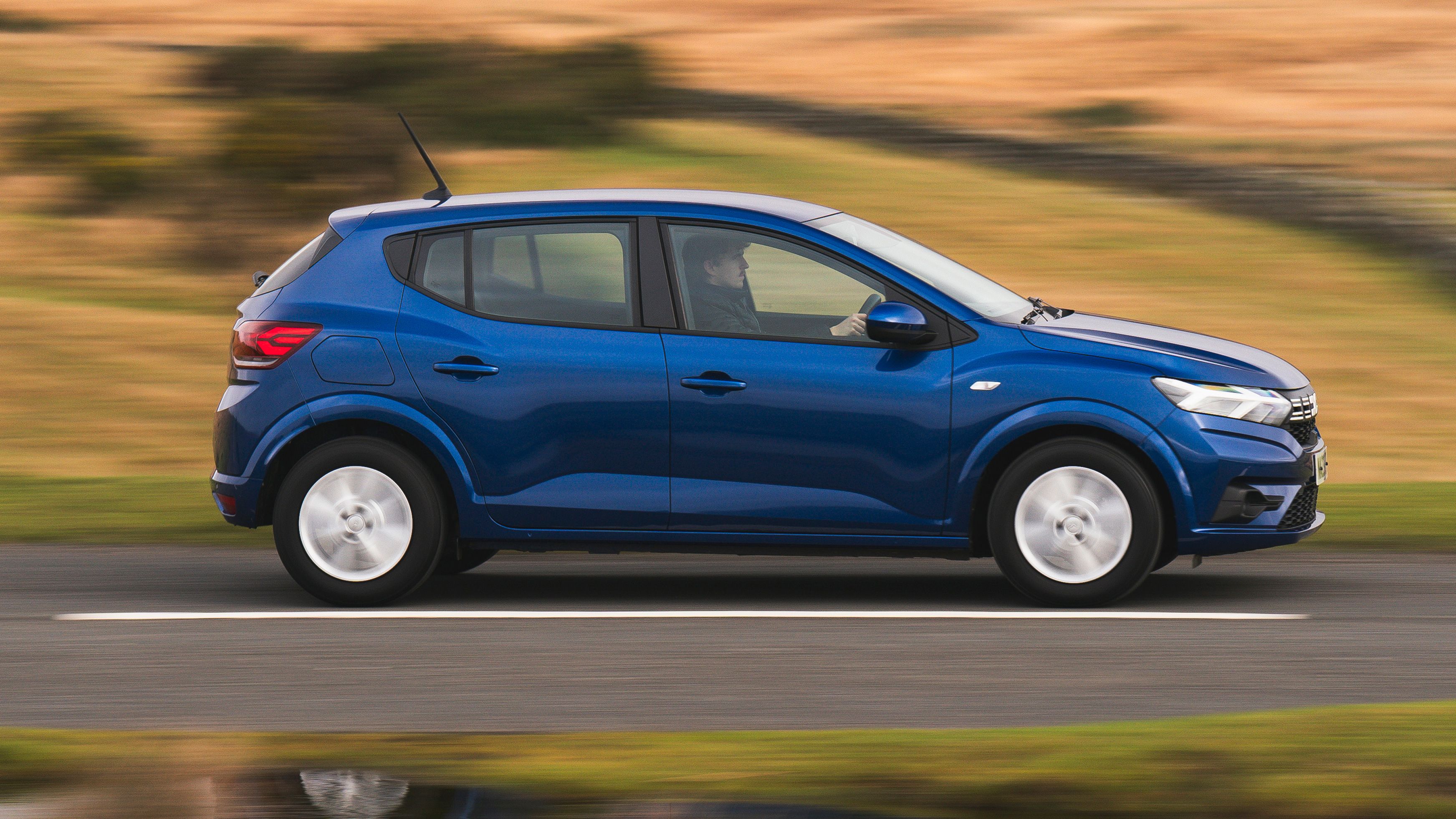 Dacia Sandero side profile driving