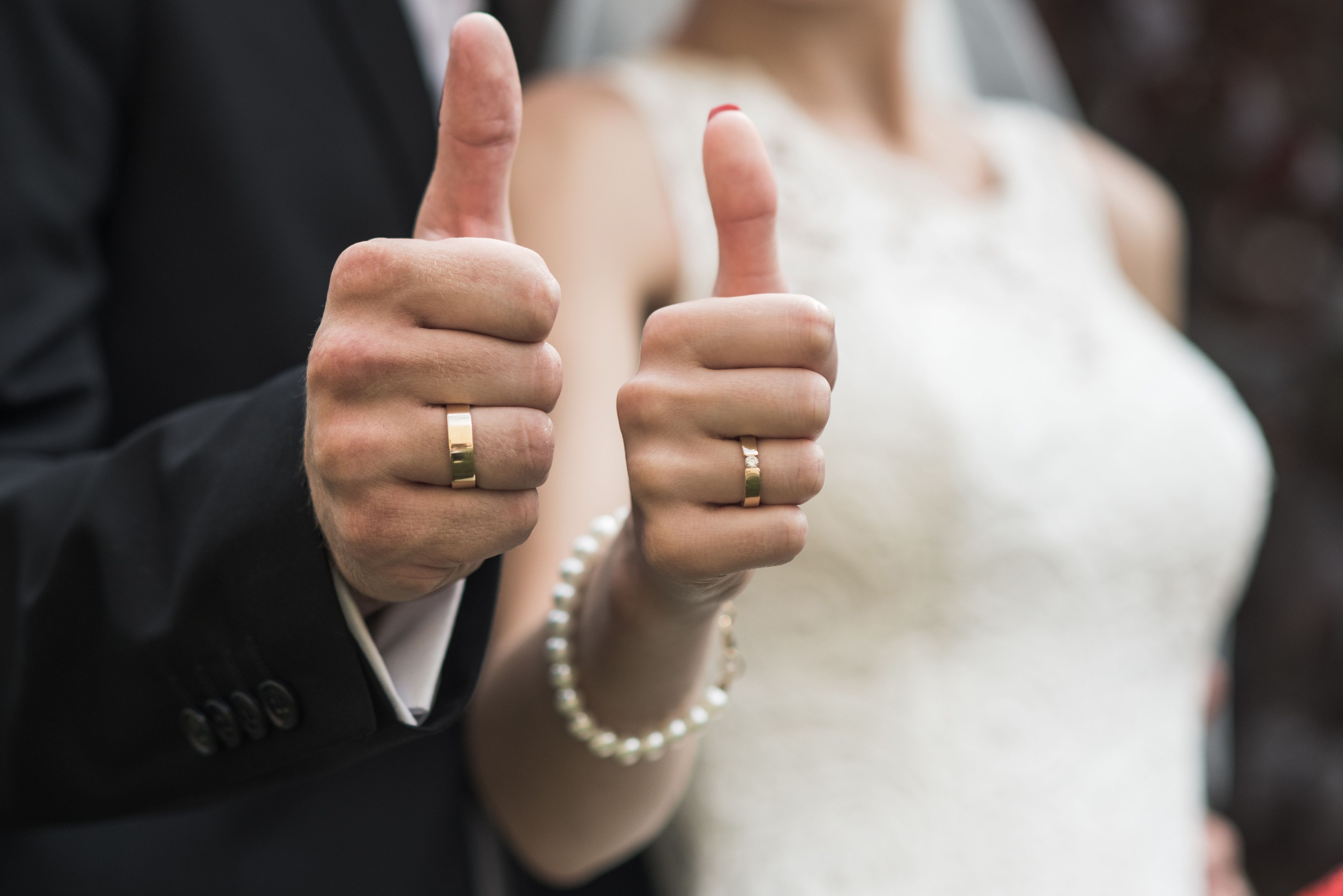 Wedding couple thumbs up
