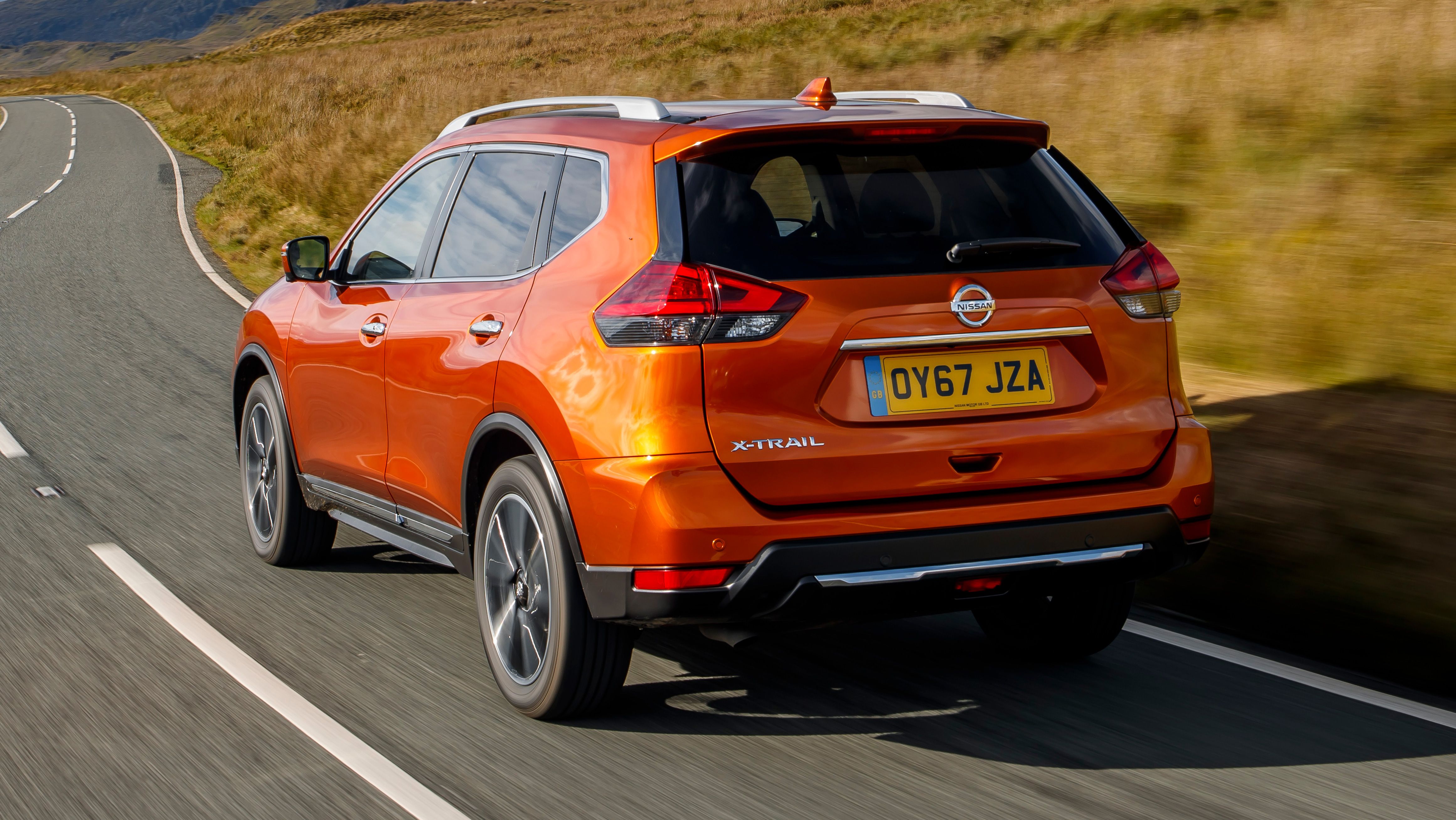 Nissan X-Trail rear driving