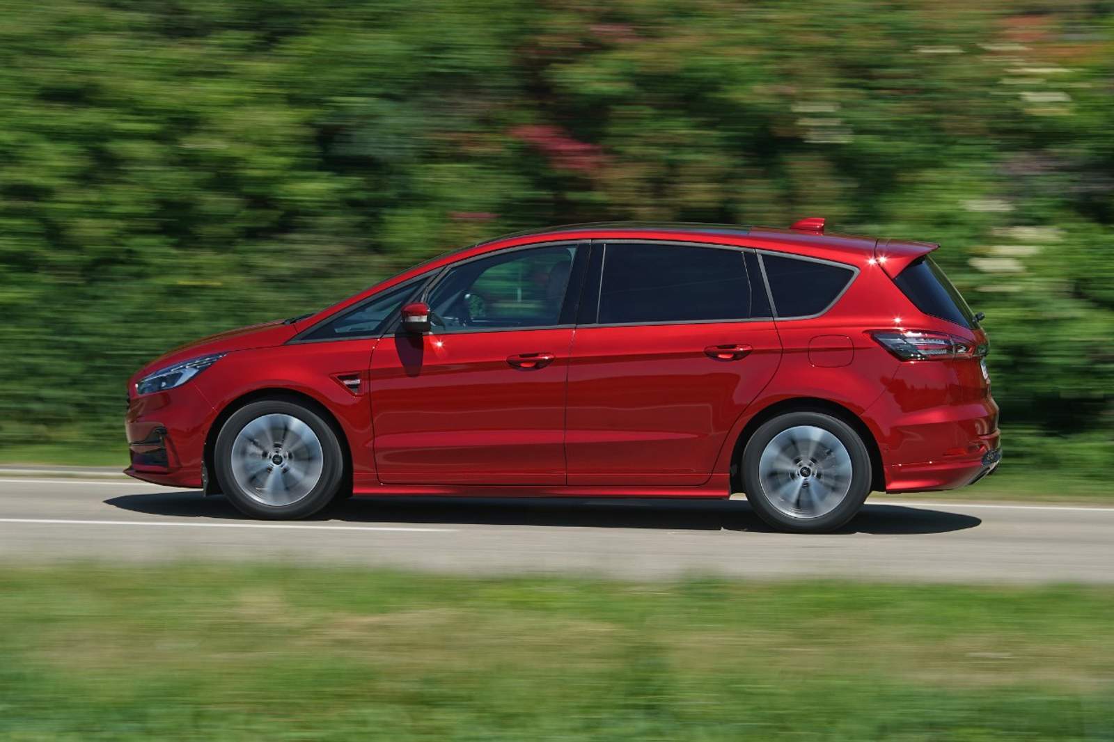 Red Ford S-Max