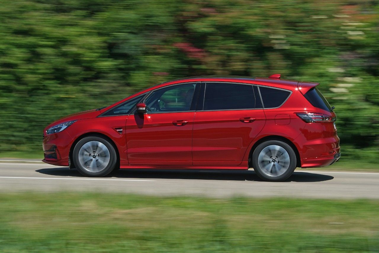 Red Ford S-Max