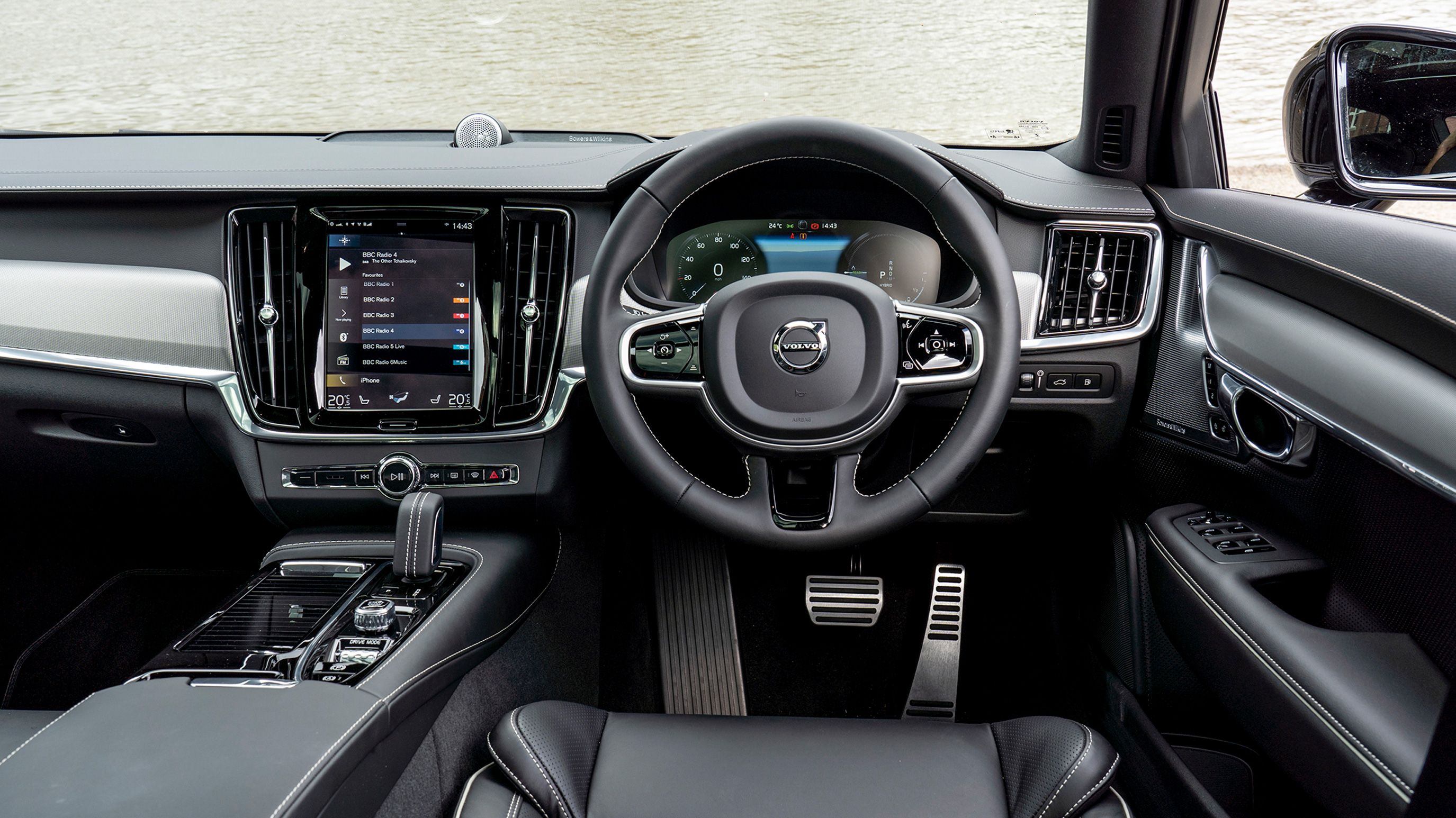 Volvo V90 interior