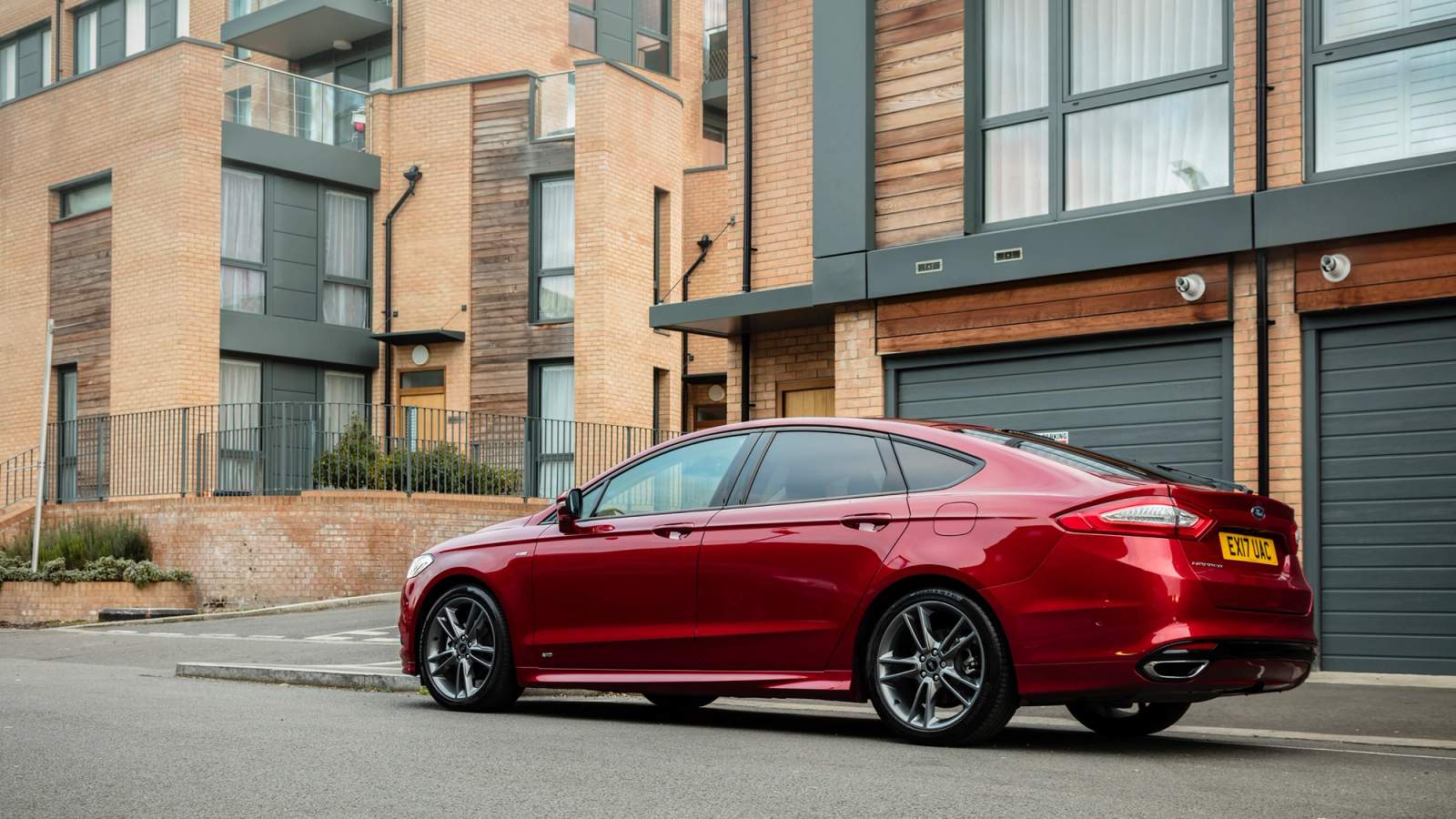 Red Ford Mondeo