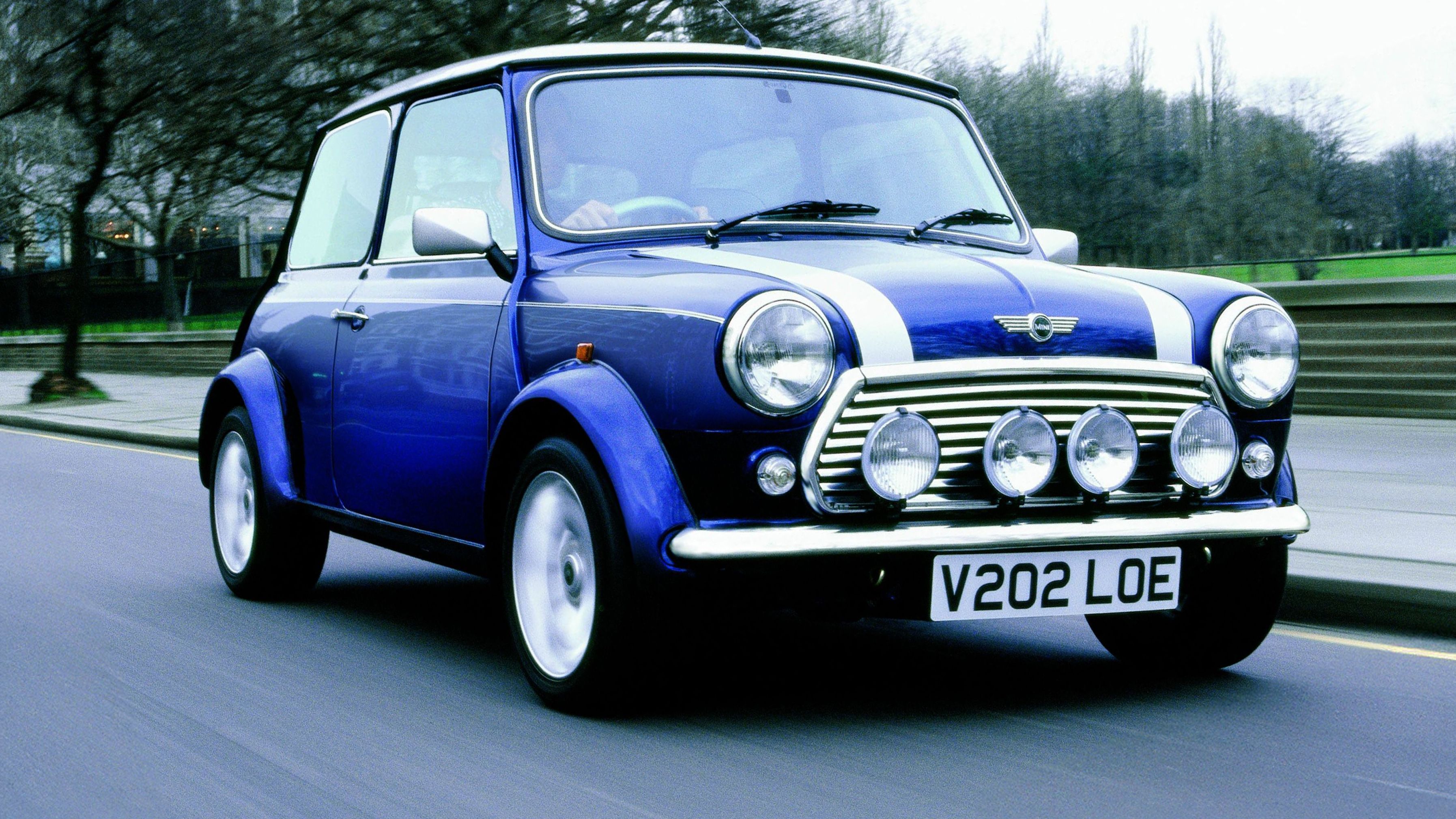 Purple Rover Mini driving in London