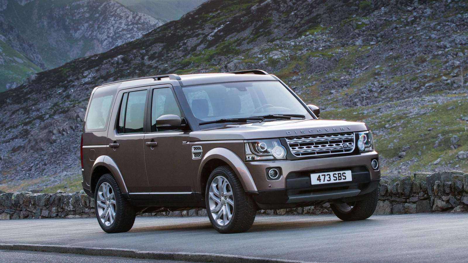 Land Rover Discovery 4 parked by a mountain