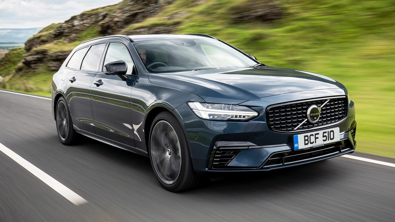 Volvo V90 front driving