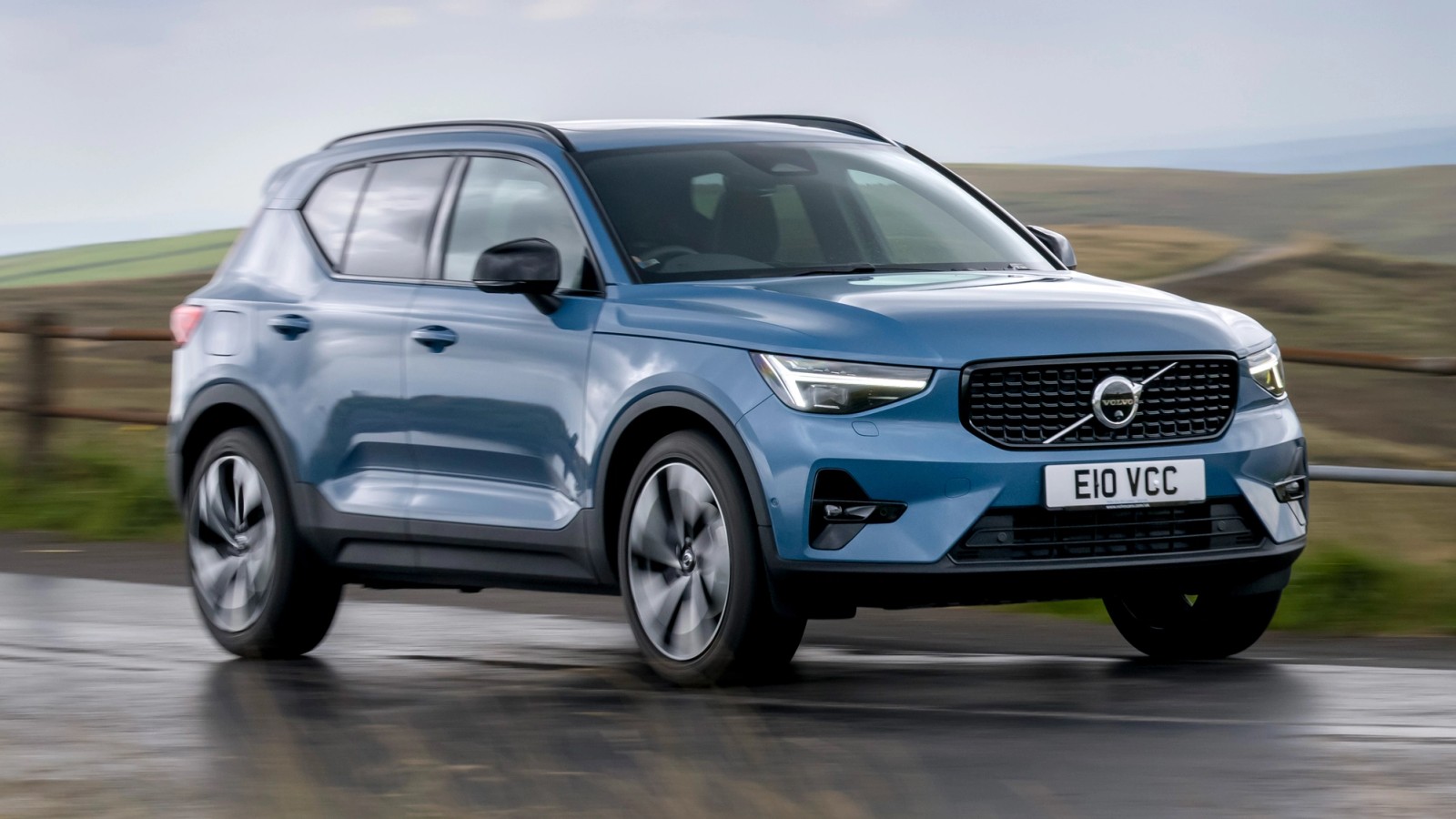 Volvo XC40 front quarter driving