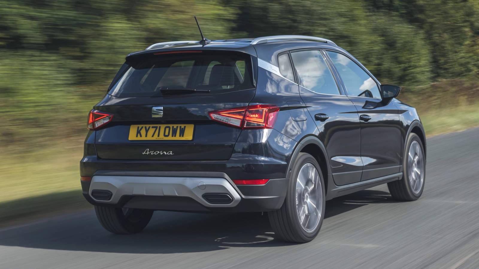SEAT Arona driving