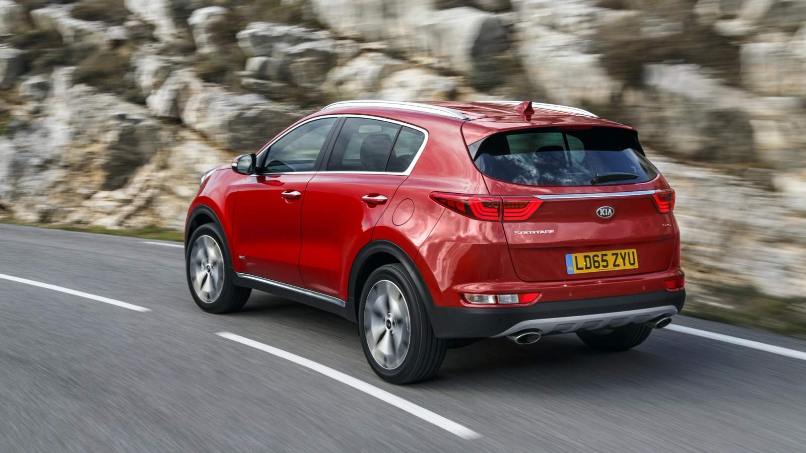 Kia Sportage driving around a canyon