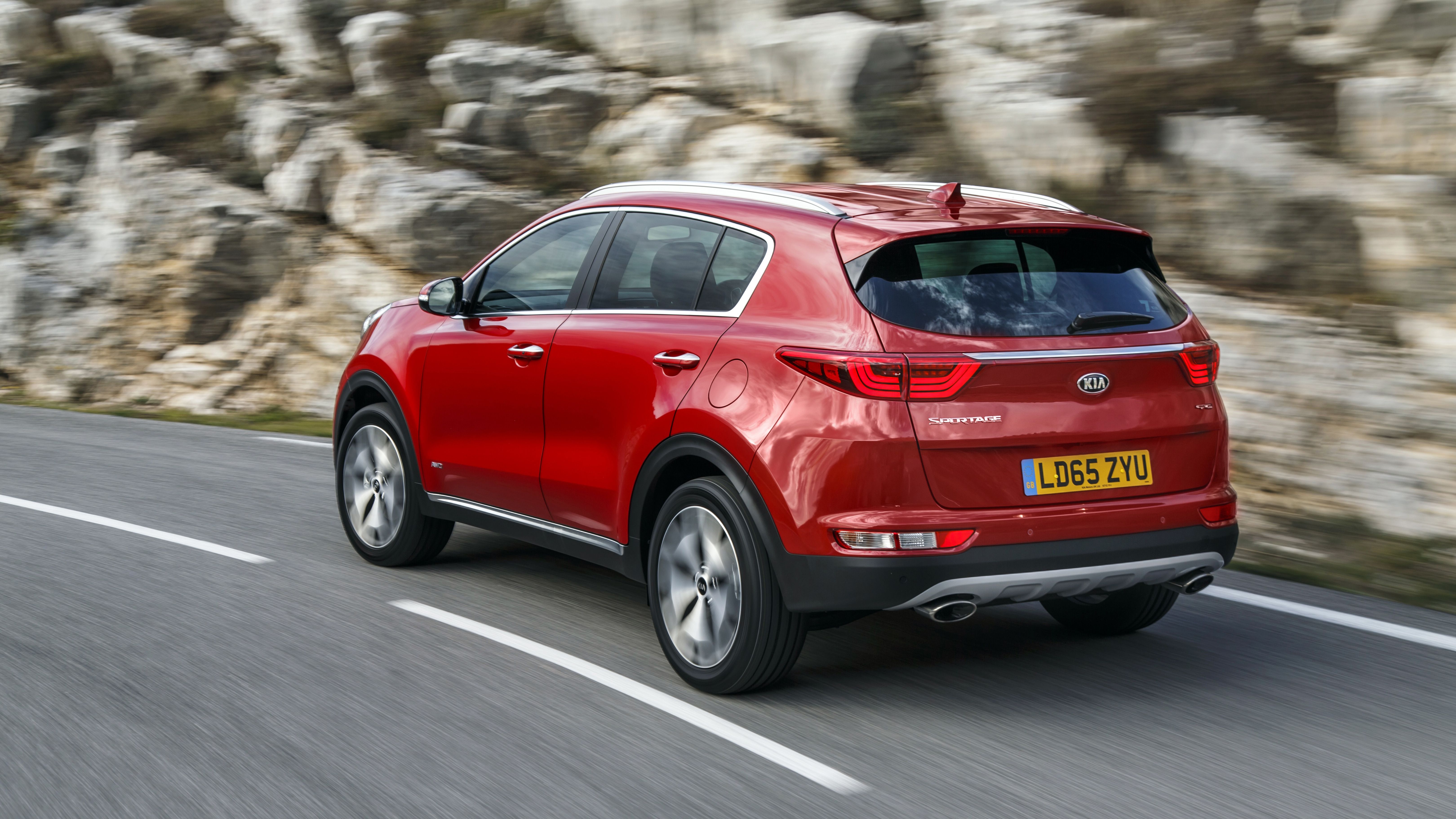 Kia Sportage driving around a canyon