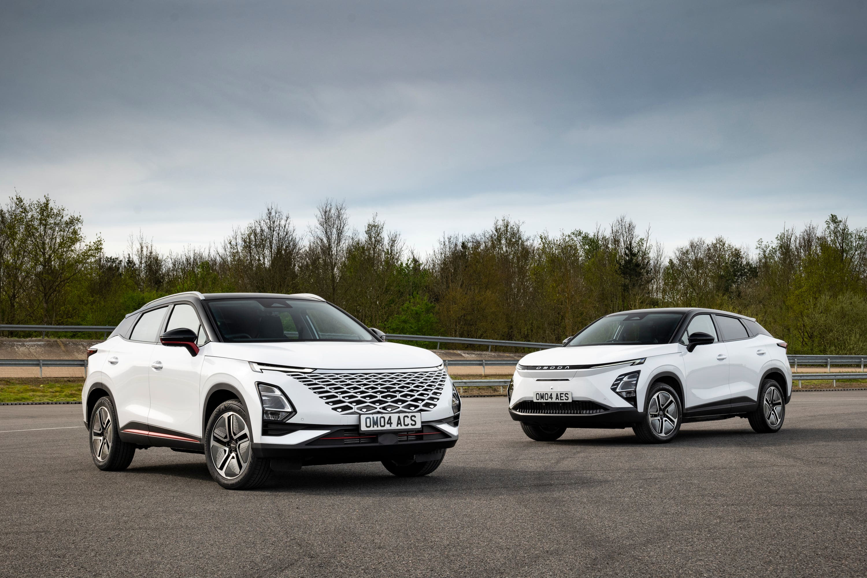 White Omoda 5 and E5