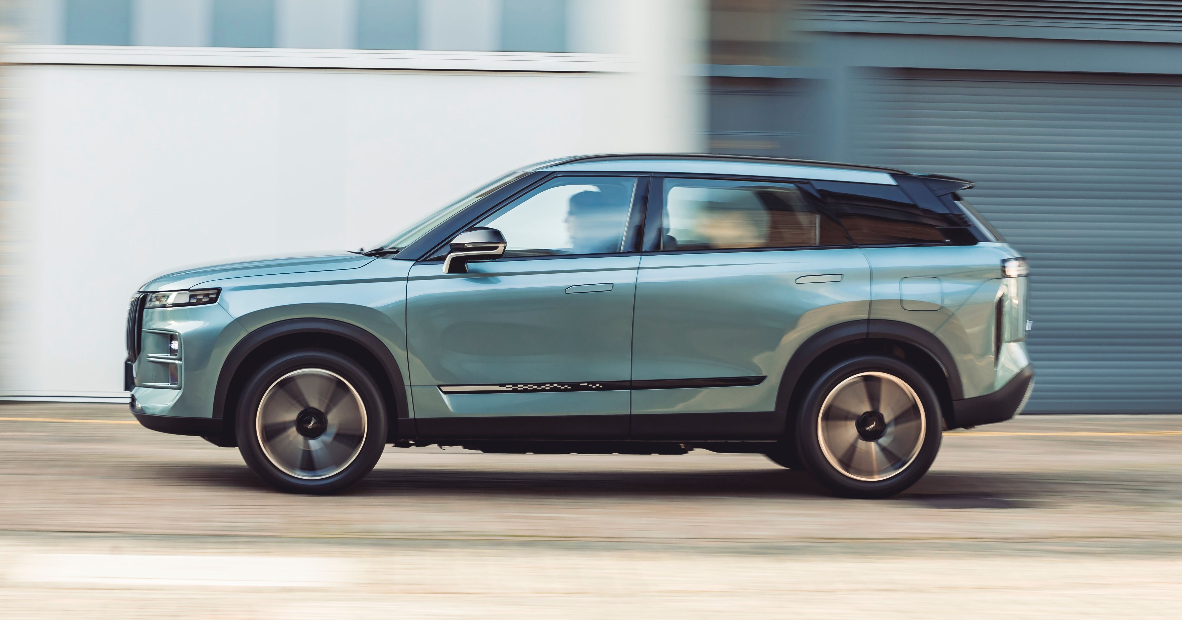 Grey Jaecoo 7 driving