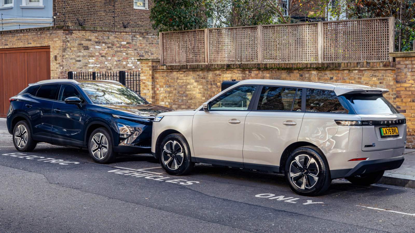Blue Omoda E5 and silver Jaecoo E5 charging on the street