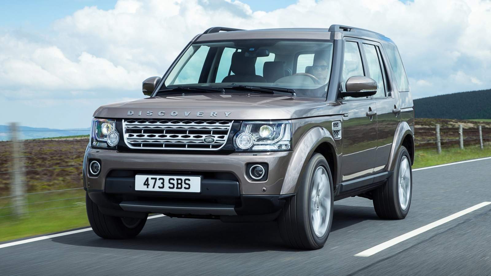 Bronze Land Rover Discovery 4 driving 