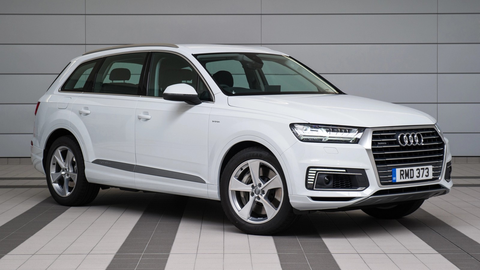 Audi Q7 front quarter parked