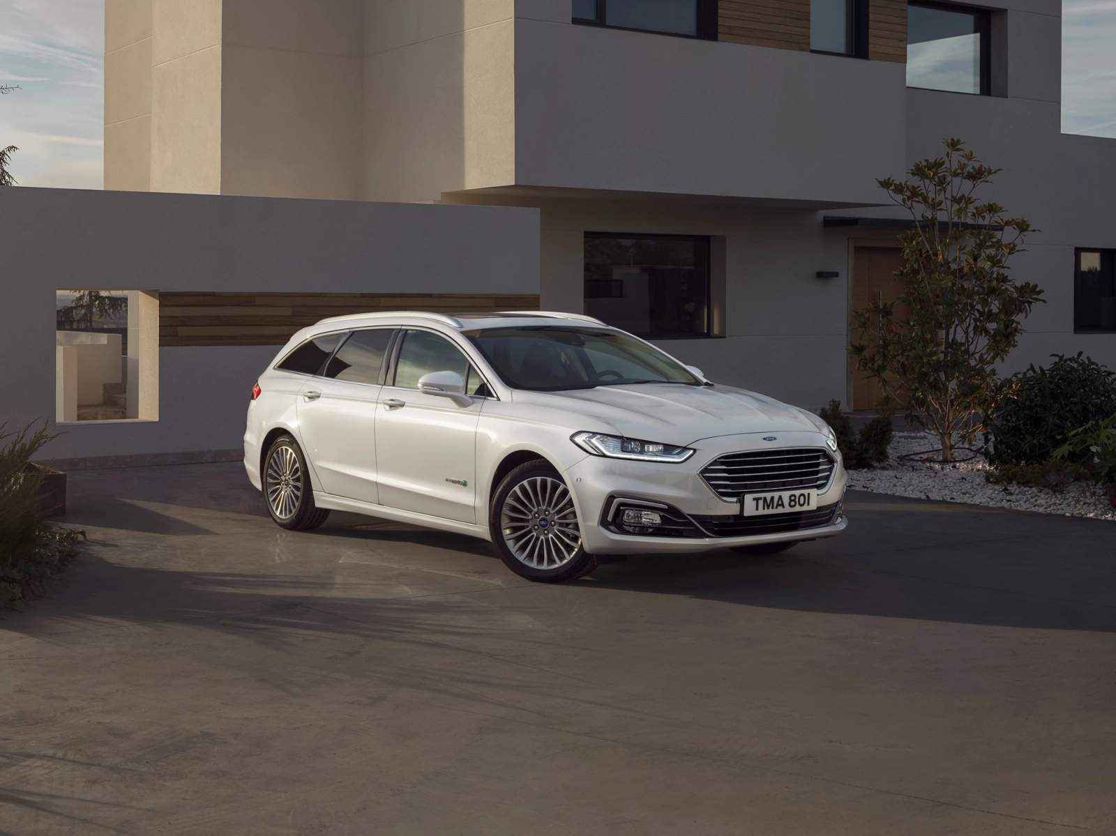 ford mondeo parked 