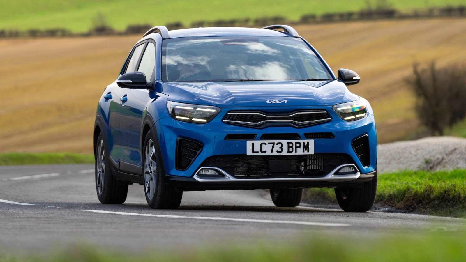 Kia Stonic driving