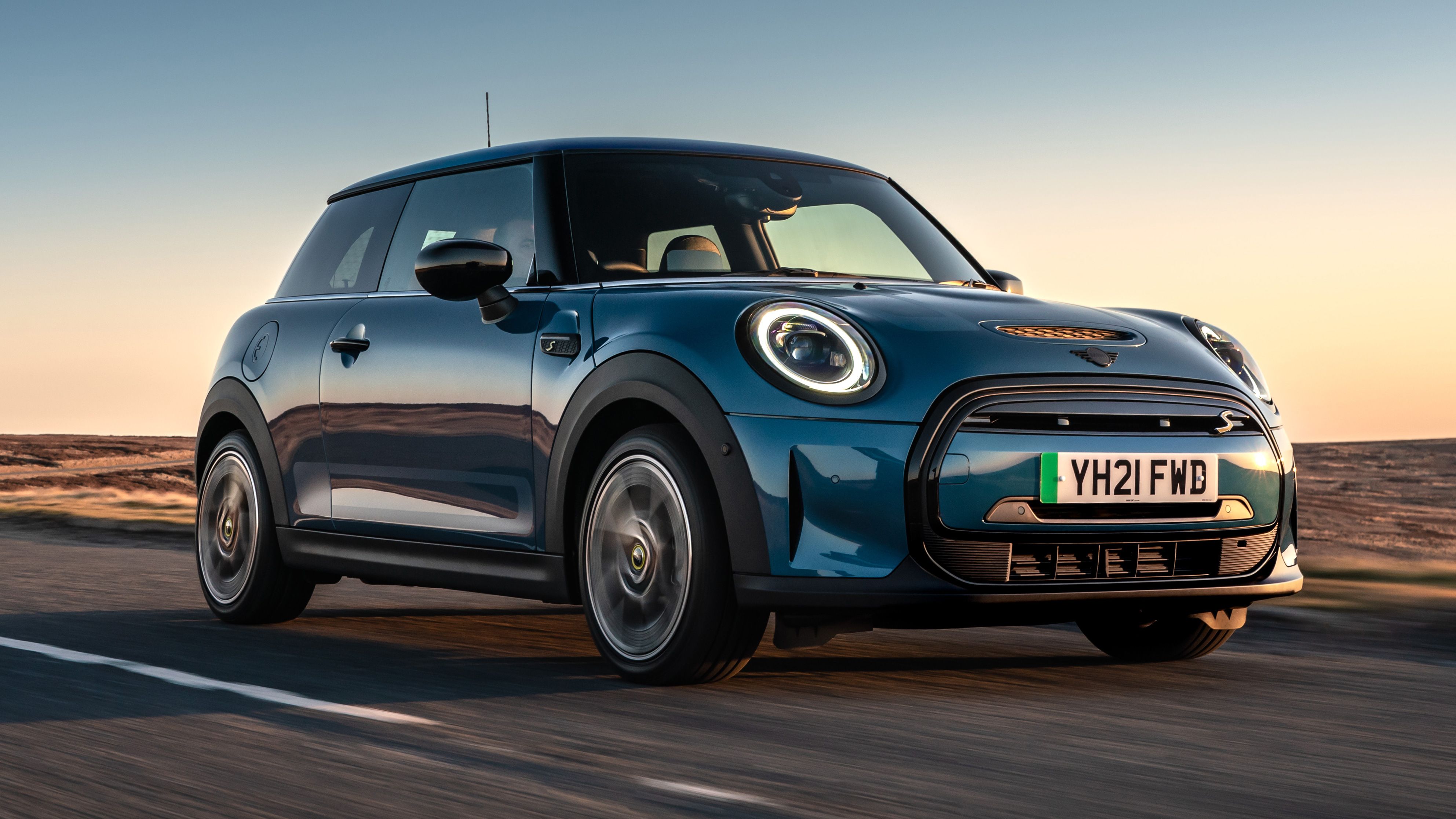 MINI Electric driving front quarter