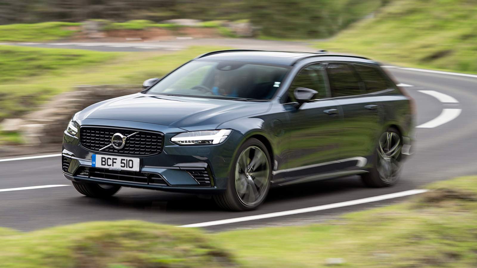 Volvo V90 cornering