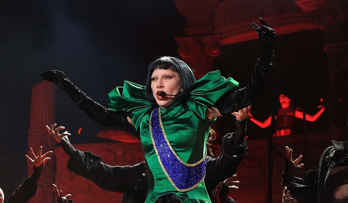 Lady Gaga durante o show em Copacabana, com look nas cores do Brasil.