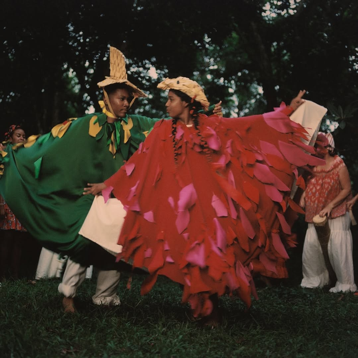 Da exposição Pájara, na Mooni Roma: memória e tradição costuradas entre tecido e fotografia.