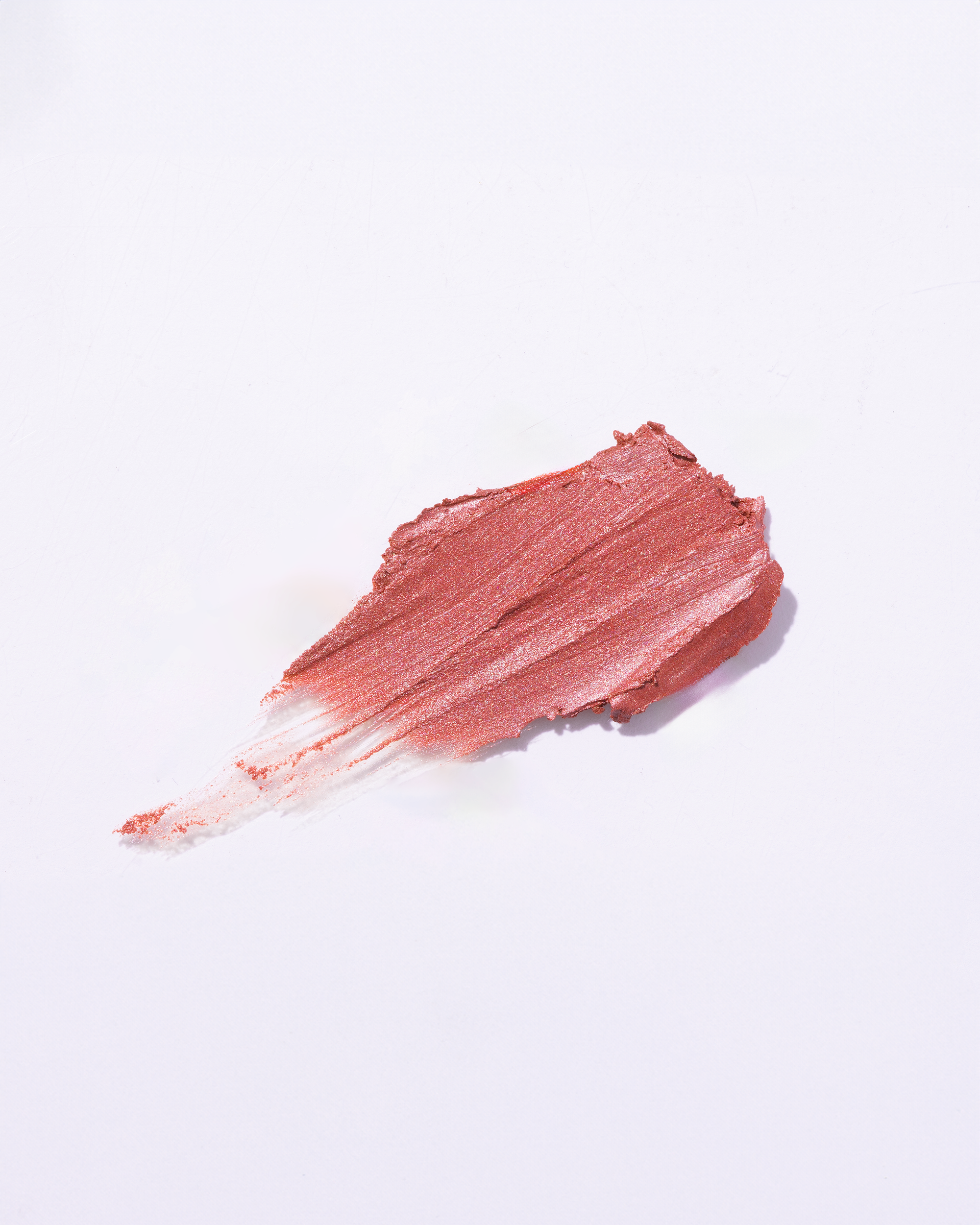 Textura do blush stick ADCOS Glowfirm em traço sobre fundo branco