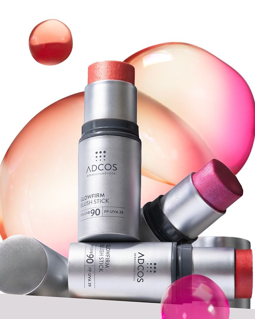 Render 3D dos blush sticks ADCOS Glowfirm com elementos líquidos