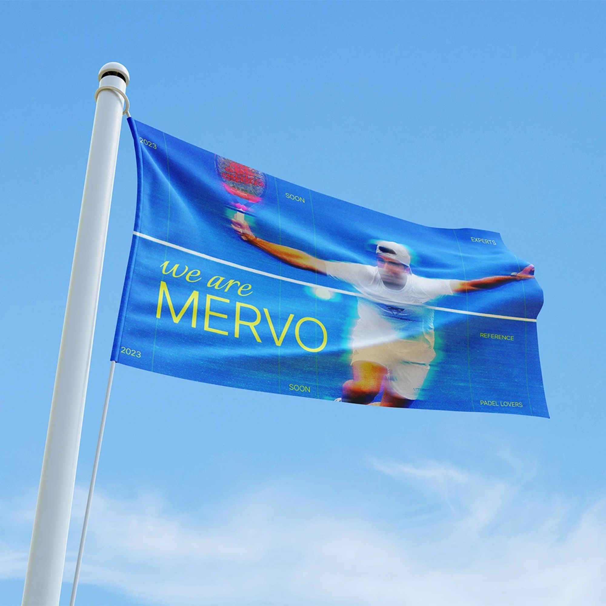 Bandeira "We are Mervo" ao vento