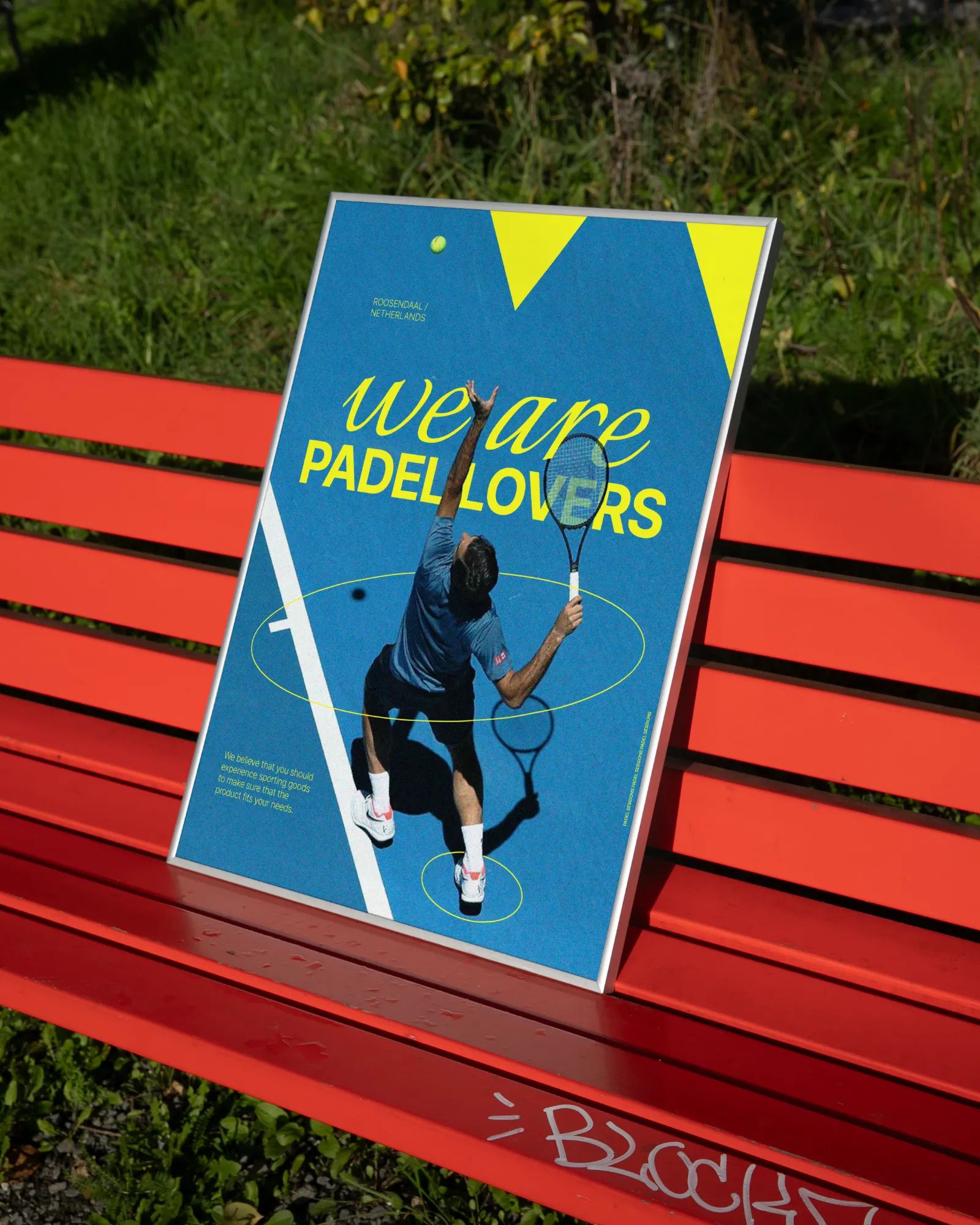 Cartaz "We are padel lovers" apoiado em um banco vermelho