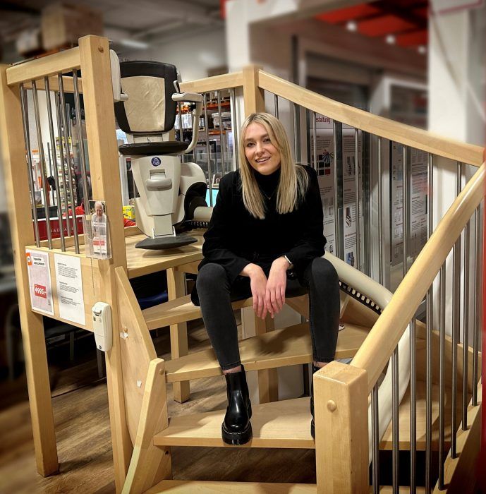 Jungunternehmerin im Treppenlift-Showroom