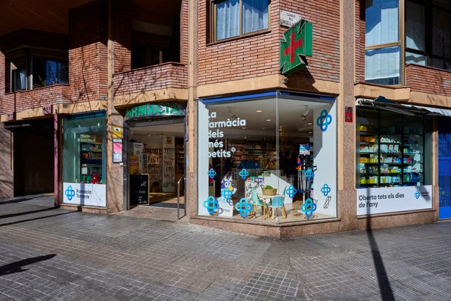 Fachada Lateral de Farmacia Torrents en el Eixample