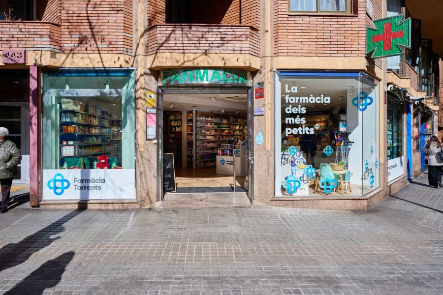 Fachada de Farmacia Torrents en el Eixample