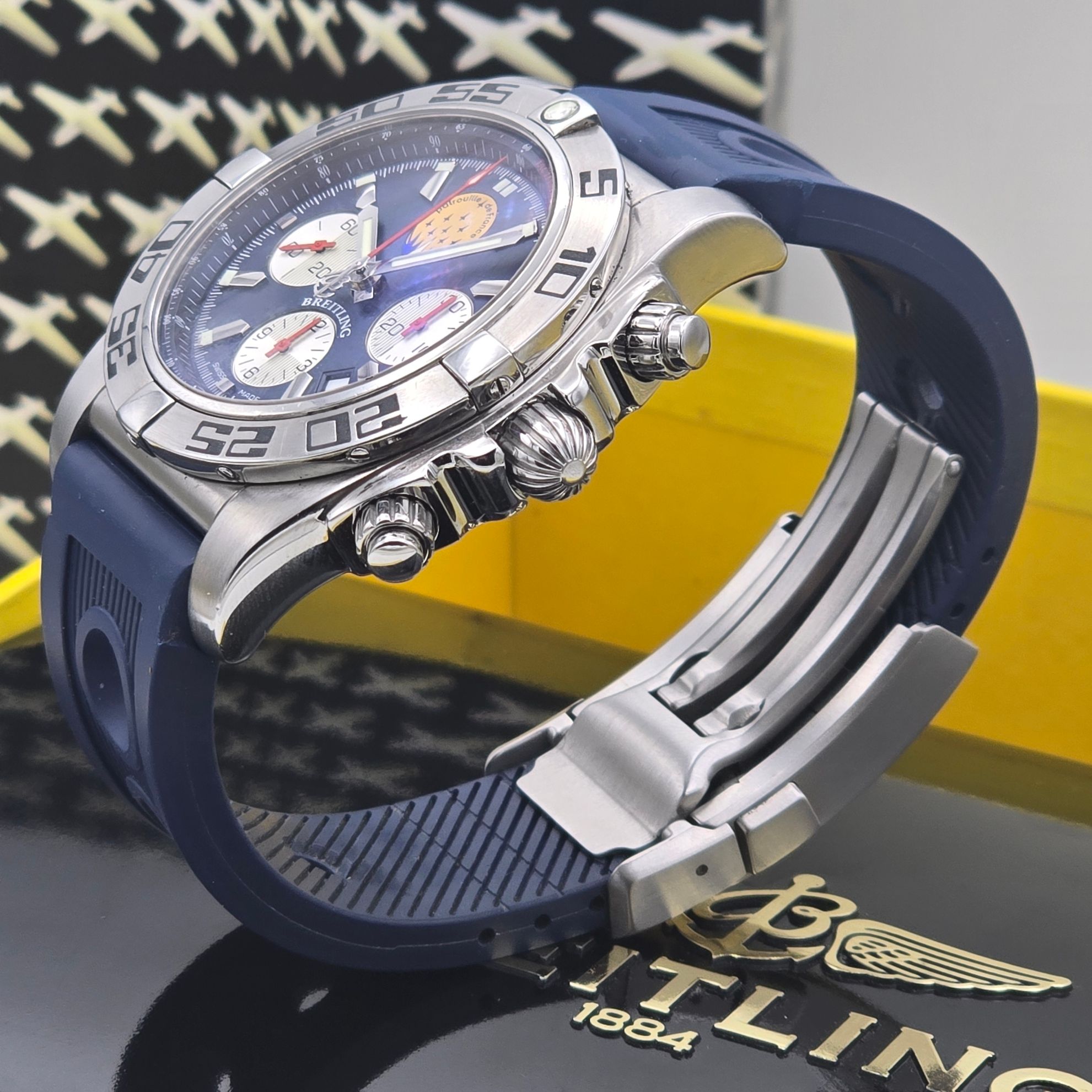 Breitling Chronomat Patr. de France Ref. AB01109e.C886 — pre-owned luxury watch at Pertempus, view 3