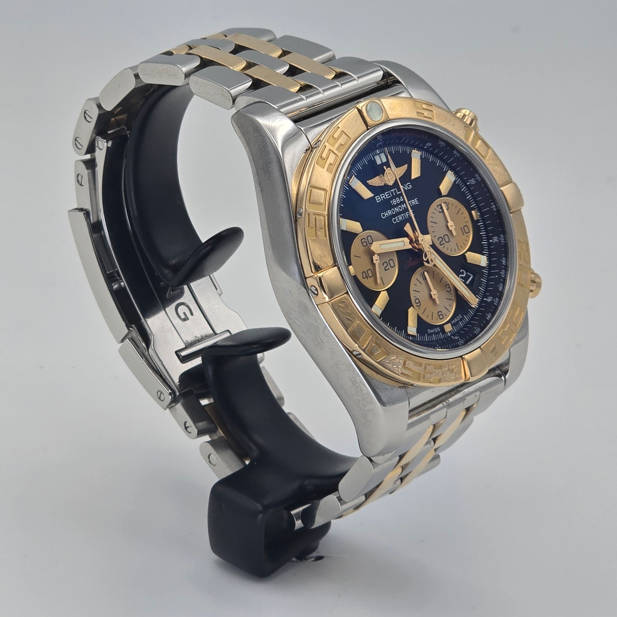 Breitling Chronomat 44 Ref. CB011012 — pre-owned luxury watch at Pertempus, view 4