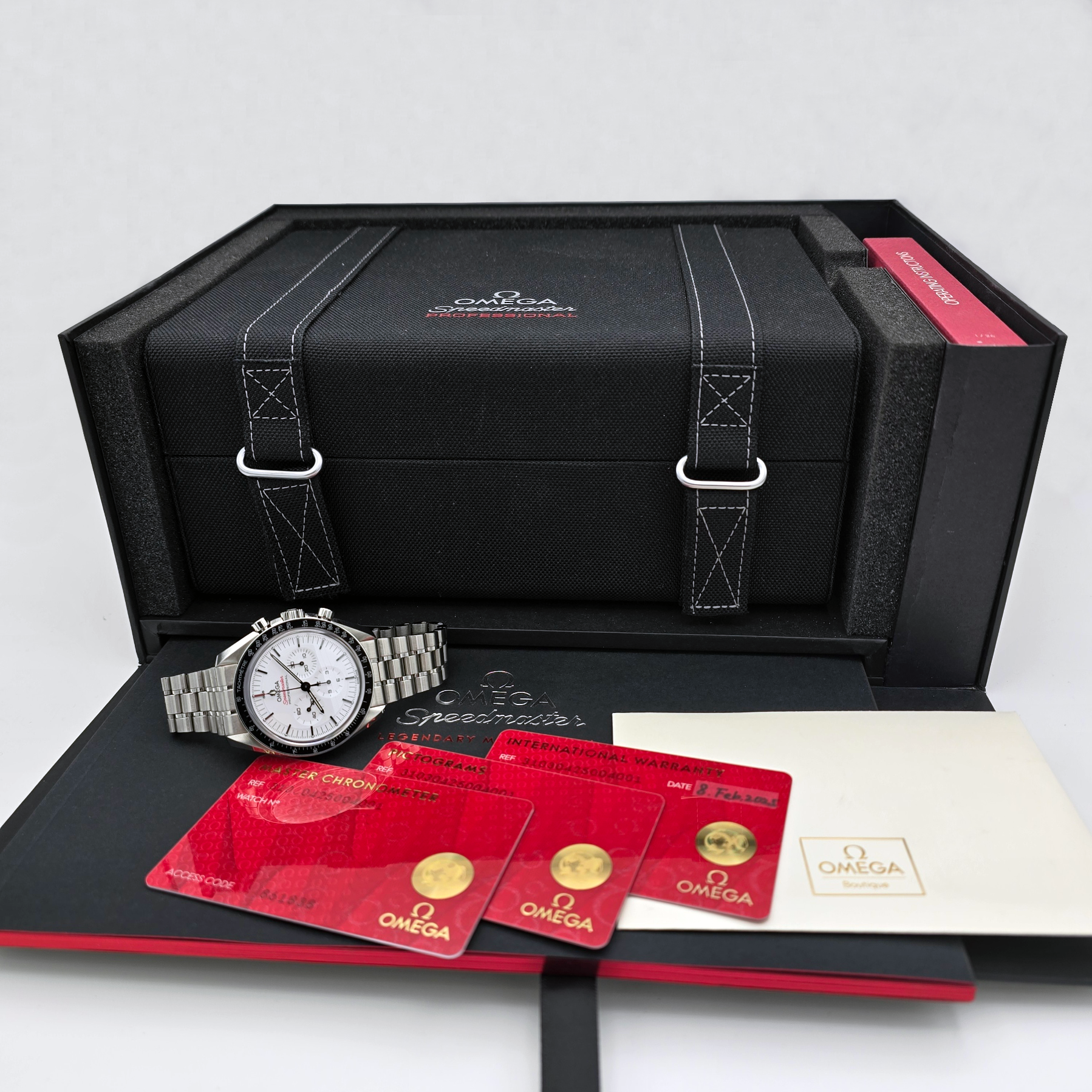 Omega Speedmaster Ref. 310.30.42.50.04.001 — pre-owned luxury watch at Pertempus, view 2